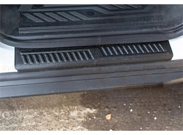 Dørterskelbeskytter i sort plast.  Ford Transit 2014+