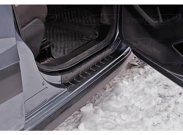 Dørterskelbeskytter i sort plast. Peugeot Partner 2008-2018