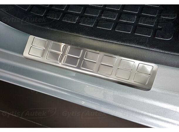 Dørterskelbeskytter i stålgrå børstet stål. Toyota Proace 2016+ og Electric 2021+