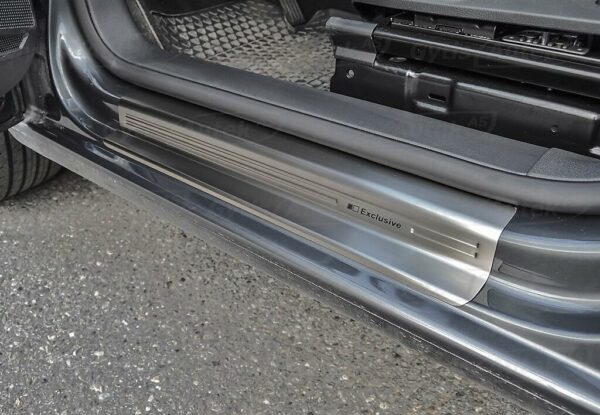 Dørterskelbeskytter i stålgrå børstet stål.  VW Caddy 2016-2020