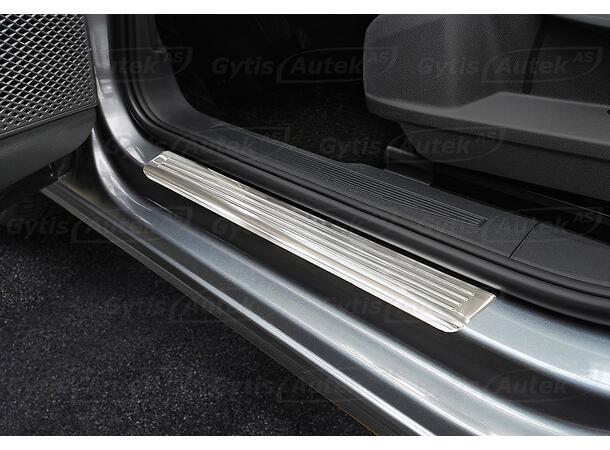 Dørterskelbeskytter i stålgrå børstet stål.  VW Caddy Cargo 2021+