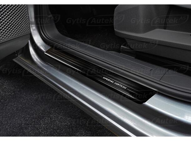 Dørterskelbeskytter i mørk børstet stål.  VW Caddy Cargo 2021+