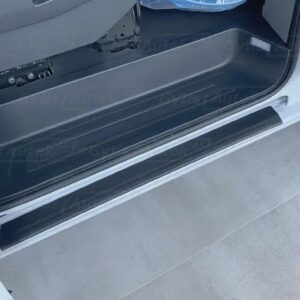 Dørterskelbeskytter i plast. Venstre sidedør. Ford Transit Custom 2024+