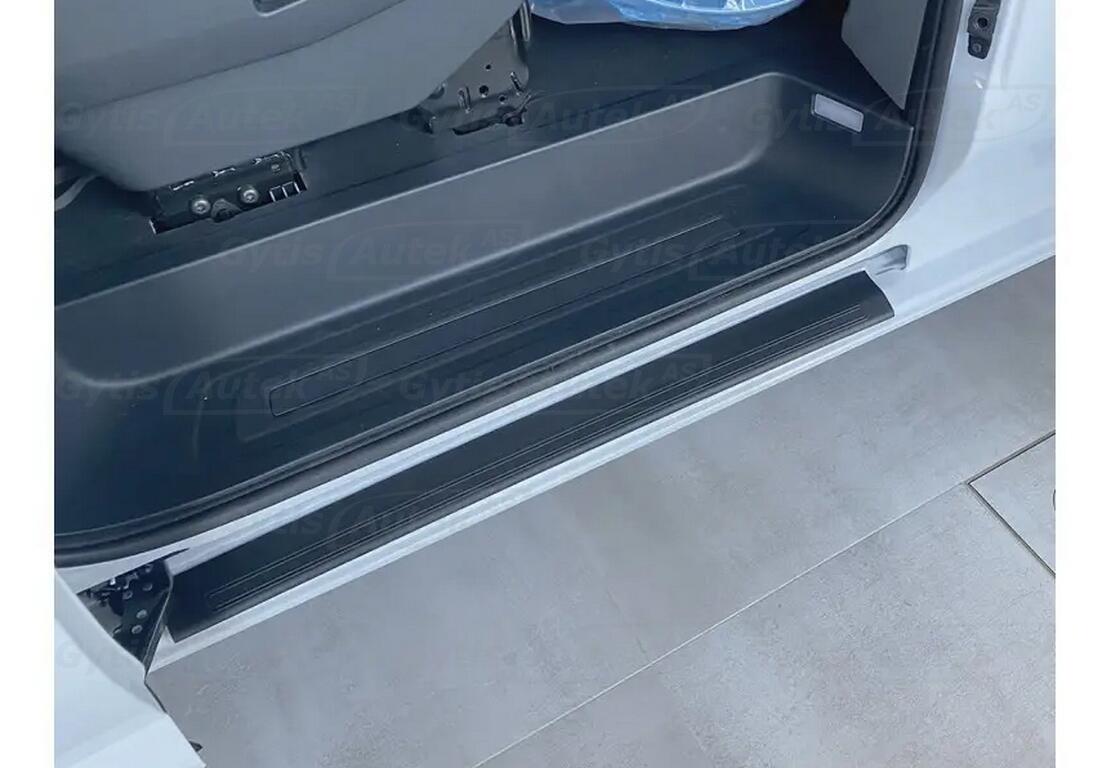 Dørterskelbeskytter i plast. Venstre sidedør. Ford Transit Custom 2024+