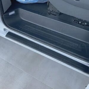 Dørterskelbeskytter i plast. Høyre sidedør. Ford Transit Custom 2024+