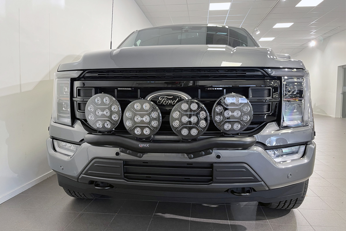 Lyktebøyle foran Qpax for 4 lamper. Ford F-150 Lightning 2023+